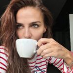 Ebru Akel Instagram - Çağdaş , özgür , farkinda , gururlu .. Ne mutlu 🇹🇷 Günaydın.. Bugun icin herkes gibi ben de cokk heyecanli gururlu ve mutluyum.. İcim icime sığmıyor ♥️♥️♥️ #cumhuriyet100yaşında London