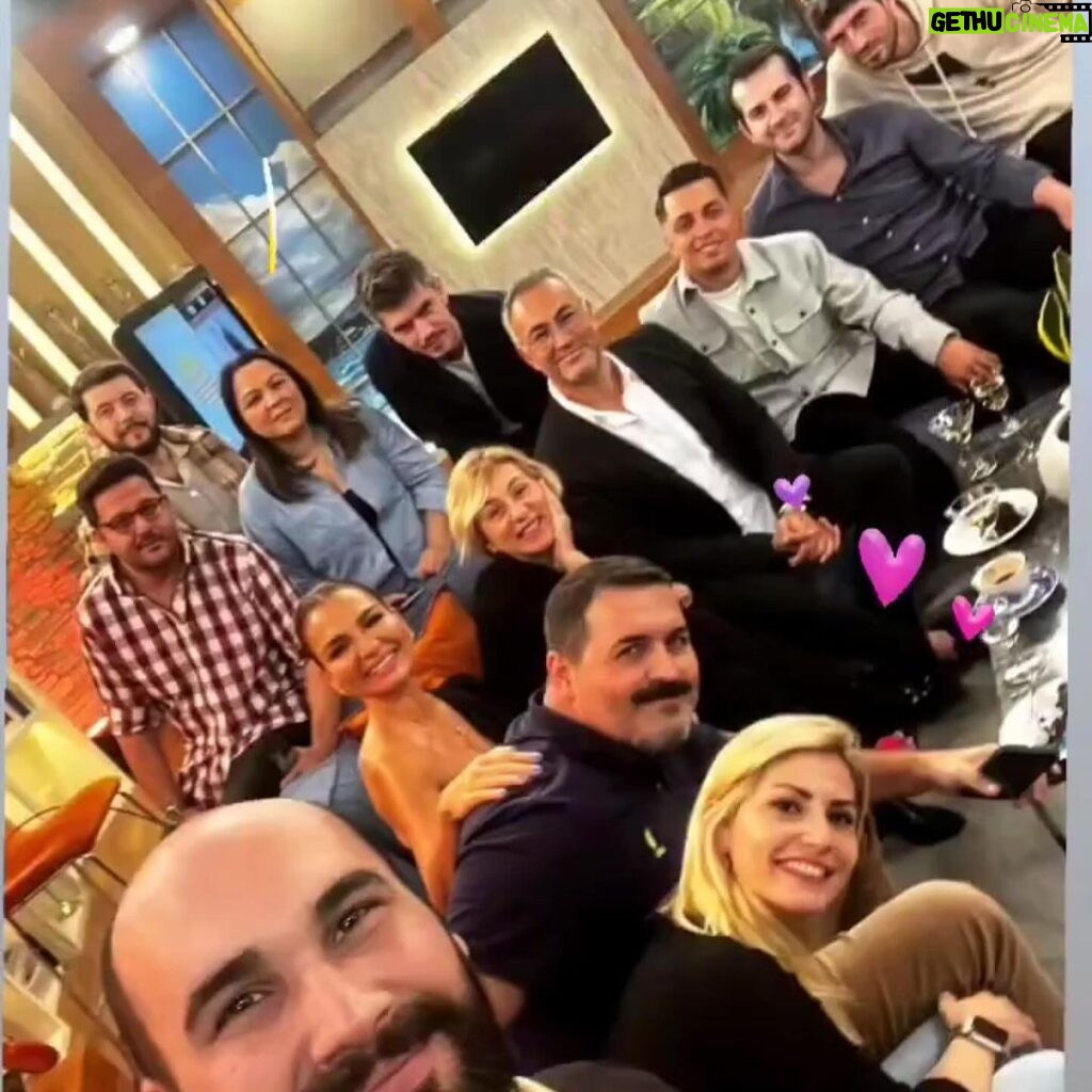 Ebru Akel Instagram - Sevginiz tam kalbimde🧡🧡🧡 Cok teşekkür ediyorum ve bu gururla bir kez daha değerli izleyicilerimizle bizi bulusturan @showtv ‘ye değerli @ipekdurkal ‘a sahane ic yapimlar ekibimize sevgili yonetmenimiz icerik uzmanimiz @doganaytoksozoglu na ic yapimlarin basi @drkakn a fotograflarda olan olmayan herkese ama herkese binlerce teşekkürler 🤩 Nicelerine 🤩🧿🧿🧿🧿 @muratguloglutv Canim ekibim @damla743 @anilnomer @ozgemerve1