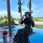 Ebru Akel Instagram - Siz de gökyüzünü resmedip içinde kaybolanlardan misiniz ? Hayal dünyasi herzaman genis olan benim gibi güneşin ışıltısında , güzel bir melodinin sesinde mutlu olabilmeyi secenlere gelsin 💙 Mutlu pazarlar.. #kibris Bu arada nerede oldugumu soranlara yakinda 💙 Maldives Homes