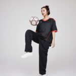 Elaiza Ikeda Instagram - ELAIZA ×LCS 予約はルコックの公式サイトから🫶 @lecoqsportif_japan これはまだサンプルの時に撮ったもので実際には左側にもワッペンが付いています🫶 メンズレディースどちらも対応しているので、是非チェックしてみてね⚽️