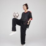 Elaiza Ikeda Instagram - ELAIZA ×LCS 予約はルコックの公式サイトから🫶 @lecoqsportif_japan これはまだサンプルの時に撮ったもので実際には左側にもワッペンが付いています🫶 メンズレディースどちらも対応しているので、是非チェックしてみてね⚽️