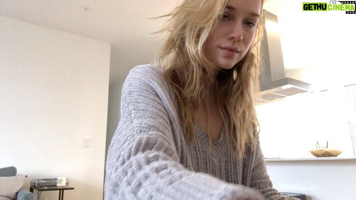 Elizabeth Lail Instagram - “Someday soon we all will be together” Muddling through 2020 These lyrics have been ringing in my head. Forgive the poor sound quality. Wishing you all so much light and love this Holiday season 🎄