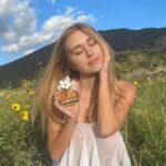 Emily Skinner Instagram - Basking in the warmth of the sun with the new Daisy Eau So Intense @marcjacobsfragrances ! If you want to win one of these golden beauties enter the giveaway below!! Here’s all you need to do. 1. Like this post 2. Follow @marcjacobsfragrances 3. Tag a friend in the comments Deadline to enter is 4/9! You have to be 18 or older and based in the US to enter. I will be choosing 3 winners. Good luck! #mjdaisy #friendsofdaisy #mjpartner @sephora #ad
