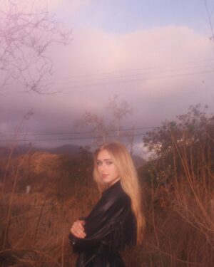 Emily Skinner Instagram - On film in the canyons by @__jbeezy_