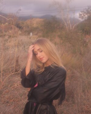 Emily Skinner Instagram - On film in the canyons by @__jbeezy_