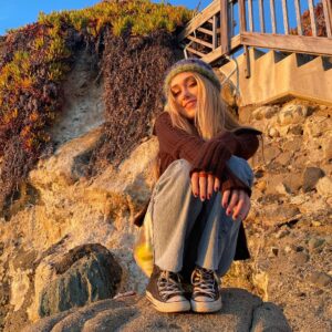 Emily Skinner Instagram - Watching the winter waves