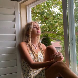 Emily Skinner Instagram - I 💚 nightgowns 🧚🌙