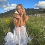 Emily Skinner Instagram - Basking in the warmth of the sun with the new Daisy Eau So Intense @marcjacobsfragrances ! If you want to win one of these golden beauties enter the giveaway below!! Here’s all you need to do. 1. Like this post 2. Follow @marcjacobsfragrances 3. Tag a friend in the comments Deadline to enter is 4/9! You have to be 18 or older and based in the US to enter. I will be choosing 3 winners. Good luck! #mjdaisy #friendsofdaisy #mjpartner @sephora #ad