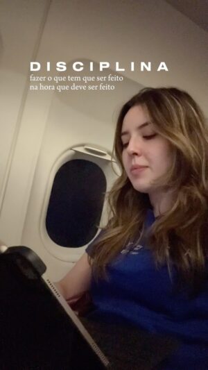 Esther Marcos Instagram - 📌 Vamos conversar sobre DISCIPLINA? 

Recebo muitas perguntas sobre inconstância na leitura bíblia, no momento devocional ou até mesmo desabafos do tipo “sempre começo mas nunca termino”. Já parou pra entender o motivo? Você precisa FAZER O QUE TEM QUE SER FEITO NA HORA QUE DEVE SER FEITO. 

A constância vem de uma vida disciplinada. Não tem ligação alguma com o sentir mas sim com o agir. Eu faço porque sei que deve ser feito e não porque estou sentindo que devo fazer. 

Eu oro porque sei que preciso, faço exercícios porque sei que é necessário. Quando estou cansada continuo realizando as minhas tarefas porque as minhas responsabilidades independem do que eu gostaria de fazer. 

Quer crescer tanto espiritualmente falando como materialmente? TENHA DISCIPLINA!
