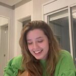Esther Marcos Instagram - missão impossível: cantar essa canção sem chorar 😢