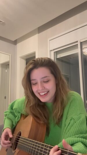 Esther Marcos Instagram - missão impossível: cantar essa canção sem chorar 😢