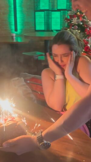 Esther Marcos Instagram - surpresa de aniversário? Temos! Os meus amigos são os melhores! 🥹🤍 hahaha e teve a tão famosa vela (ELA ME PERSEGUE)