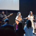 Esther Marcos Instagram - Servir não é sobre mim, nem sobre você ou aquilo que queremos fazer. Servir é sobre ser submisso ao Único que merece toda a nossa devoção. Servir é difícil, da muito medo e é desconfortável. Muitas vezes damos aquilo que gostaríamos de receber, abraçamos quando queremos ser abraçados, somos resposta de Deus para pessoas enquanto esperamos uma resposta. Não é fácil, mas não vejo atuação melhor. Quando Jesus me chamou temi, quando me entregou o meu ministério de louvor e palavra pensei: “eu não sei fazer isso” mas Ele sabe muito bem capacitar aquele que chama. Que em seu coração o Espírito Santo de Deus possa achar um servo disposto a ser excelente até nos seus piores dias e mesmo em meio aos seus erros. E se estiver com medo já sabe, vai com medo mesmo! ❤️