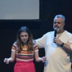 Esther Marcos Instagram - Servir não é sobre mim, nem sobre você ou aquilo que queremos fazer. Servir é sobre ser submisso ao Único que merece toda a nossa devoção. Servir é difícil, da muito medo e é desconfortável. Muitas vezes damos aquilo que gostaríamos de receber, abraçamos quando queremos ser abraçados, somos resposta de Deus para pessoas enquanto esperamos uma resposta. Não é fácil, mas não vejo atuação melhor. Quando Jesus me chamou temi, quando me entregou o meu ministério de louvor e palavra pensei: “eu não sei fazer isso” mas Ele sabe muito bem capacitar aquele que chama. Que em seu coração o Espírito Santo de Deus possa achar um servo disposto a ser excelente até nos seus piores dias e mesmo em meio aos seus erros. E se estiver com medo já sabe, vai com medo mesmo! ❤️