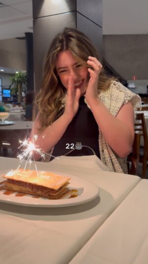 Esther Marcos Instagram - Tivemos a tão famosa vela hahah  e pra nossa surpresa a amiga não se assustou (pelo menos não muito ) 🎂🙌🏻 

E não, o meu aniversário não vai acabar hoje! Aqui em casa temos uma regra: os aniversários duram o mês todinho