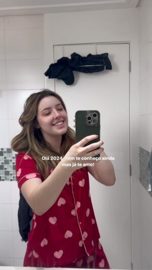Esther Marcos Instagram - Borá acordar lindeza!!!! Dessa vez essa missão não foi tão fácil, a amiga aqui passou a madrugada vendo filme em família e por aí como foi a virada? 

Primeiro dia do ano!!! Vamos 🚀🚀