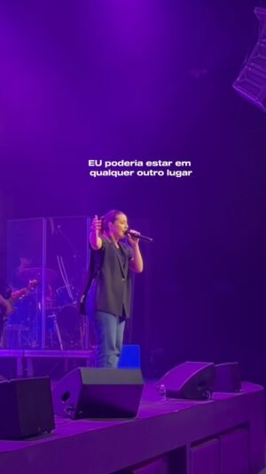 Esther Marcos Instagram - “Eu poderia estar em qualquer outro lugar, mas Tua glória me atraiu! Tua presença me atraiu” ❤️‍🔥
