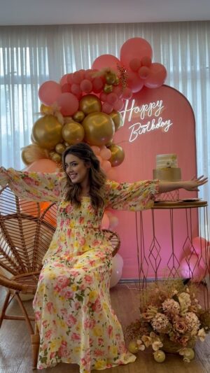 Esther Marcos Instagram - A amiga ganhou uma festa surpresa! 😭🎂 22aninhos!! 

Que benção ter cada um de vocês na minha vida! Que honra poder celebrar mais um ano de vida com cada um de vocês! Me senti muito muito muito amada! Obrigada Jesus por colocar em minha vida pessoas tão maravilhosas! ❤️ 

Amo vocês!