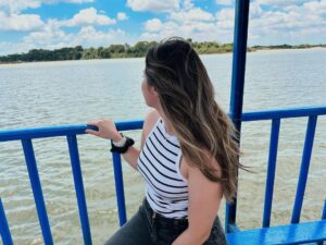 Esther Marcos Instagram - primeira vez andando de balsa hahah da pra ver que a amiga aqui amou né ??!! 

E você lindeza, já andou de balsa??? ⛴️