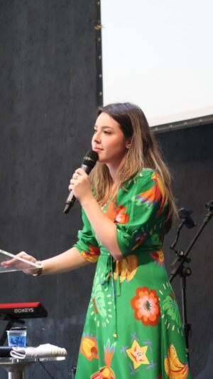 Esther Marcos Instagram - Vale CAJADADA bônus? Hahah 
“Quem é você quando ninguém está te vendo?”
Tenha a plena certeza que Deus te vê 24h por dia, isso te ASSUSTA ou te CONFORTA? 👀❤️‍🔥

📣 esse post foi decidido pela galera do nosso canal de comunicação, se quiser participar deixei no story