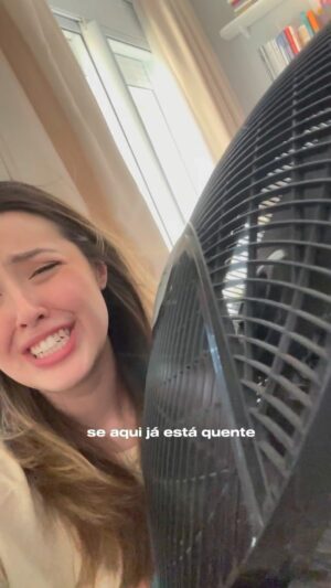 Esther Marcos Instagram - Pov: mesmo derretendo o crente nunca perde o bom humor hahaha