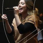 Esther Marcos Instagram - A nova música da @esthermarcos (#thechurchmusic) está no repeat desde o lançamento! ❣️ E o clipe? Emocionante!!! 🥹 Assista ao vídeo de “Se Uma Coisa” completo no Youtube. 📺 👉 Link na bio. #ONErpmGospel #FamiliaONErpm #AmplifiqueOSeuLegado