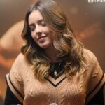 Esther Marcos Instagram - OUÇA AGORA - “SE UMA COISA” em todas as plataformas! (Link na bio) 🎧🥹 Oro para que essa oração possa se tornar a sua oração também, que esse meu pedido possa se tornar o seu pedido. Do que vale ganhar o mundo inteiro, ganhar riquezas, popularidade e perder a presença de Jesus? Do que adiantaria chegarmos até o monte mais alto de nossas conquistas e realizações se quando olhássemos para o lado nos faltasse o principal, a presença. Se essa canção falou com você então eu peço que você escolha UMA pessoa e compartilhe com ela ❤️‍🔥