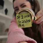 Esther Marcos Instagram - 🚨“SE UMA COISA” - Nessa sexta (27/10)🚨 Passando aqui despretensiosamente só pra confirmar se você já tá sabendo do nosso encontro marcado dia 27 e pra confirmar se você fez o pre-save dessa canção tão linda! O link já está disponível na minha bio (corre 👀)