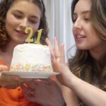 Esther Marcos Instagram - é o aniversário de 21 anos da amiga que cresceu com você e a festa é um chá da tarde 🫖