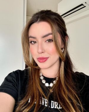 Esther Marcos Instagram - o sorrisinho de quem vai lançar a part2 do Medley de Maranata NESSA SEXTA! 🥹❤️ 

Me contem uma coisa: vocês preferem lançamentos rápidos de 1 semaninha como esse ou vocês curtem aquele suspense de 2 semanas?? 👀