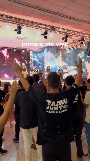 Esther Marcos Instagram - “Está nas mãos do meu Jesus, que vivo está!” ❤️‍🔥 

1Coríntios 15:55-57 

“Onde está, ó morte, a sua vitória? Onde está, ó morte, o seu aguilhão?” O aguilhão da morte é o pecado, e o poder do pecado é a lei. Mas graças a Deus que nos dá a vitória por meio do nosso Senhor Jesus Cristo”. 

ELE VIVEEEEEEEEE