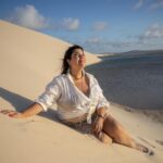 Fabiana Karla Instagram - Deixando minhas pegadas nas dunas, mergulhando na beleza das lagoas. Nos Lençóis Maranhenses, encontro a harmonia perfeita entre aventura e paz. Que lugar incrivel!! 😍 📸: @jvdsoares @oris.valdo #LençóisMaranhenses #MomentosInesquecíveis Lencois Maranhenses