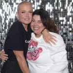 Fabiana Karla Instagram - Eu e minha amiguinha Xuxa!!🤟🏼💜 @xuxameneghel É tanto amor, que a gente esquece da foto e fica se apertando, dando risada,se abraçando e trocando energia de verdade. ✨Ainda bem que Bladinho já sabe e consegue fazer o registro 🤣 Te amo Xu! Mais um ano juntas!✨🙏🏼 Fotos: @bladmeneghel @naviodaxuxa @promoacaooficial