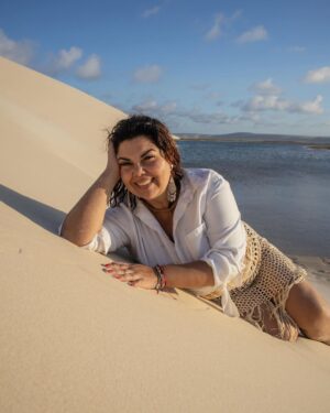 Fabiana Karla Instagram - Deixando minhas pegadas nas dunas, mergulhando na beleza das lagoas. 
Nos Lençóis Maranhenses, encontro a harmonia perfeita entre aventura e paz.
Que lugar incrivel!! 😍

📸: @jvdsoares @oris.valdo 

#LençóisMaranhenses #MomentosInesquecíveis
