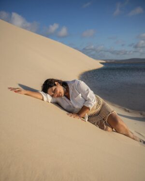 Fabiana Karla Instagram - Deixando minhas pegadas nas dunas, mergulhando na beleza das lagoas. 
Nos Lençóis Maranhenses, encontro a harmonia perfeita entre aventura e paz.
Que lugar incrivel!! 😍

📸: @jvdsoares @oris.valdo 

#LençóisMaranhenses #MomentosInesquecíveis