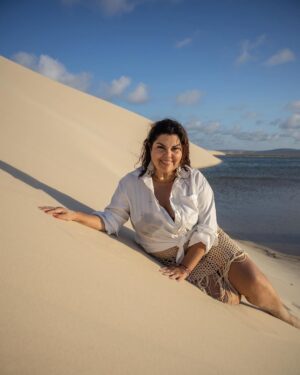 Fabiana Karla Instagram - Deixando minhas pegadas nas dunas, mergulhando na beleza das lagoas. 
Nos Lençóis Maranhenses, encontro a harmonia perfeita entre aventura e paz.
Que lugar incrivel!! 😍

📸: @jvdsoares @oris.valdo 

#LençóisMaranhenses #MomentosInesquecíveis