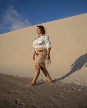 Fabiana Karla Instagram - Deixando minhas pegadas nas dunas, mergulhando na beleza das lagoas. 
Nos Lençóis Maranhenses, encontro a harmonia perfeita entre aventura e paz.
Que lugar incrivel!! 😍

📸: @jvdsoares @oris.valdo 

#LençóisMaranhenses #MomentosInesquecíveis