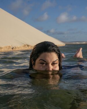 Fabiana Karla Instagram - Deixando minhas pegadas nas dunas, mergulhando na beleza das lagoas. 
Nos Lençóis Maranhenses, encontro a harmonia perfeita entre aventura e paz.
Que lugar incrivel!! 😍

📸: @jvdsoares @oris.valdo 

#LençóisMaranhenses #MomentosInesquecíveis