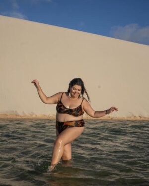 Fabiana Karla Instagram - Deixando minhas pegadas nas dunas, mergulhando na beleza das lagoas. 
Nos Lençóis Maranhenses, encontro a harmonia perfeita entre aventura e paz.
Que lugar incrivel!! 😍

📸: @jvdsoares @oris.valdo 

#LençóisMaranhenses #MomentosInesquecíveis