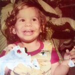 Fabiana Karla Instagram - Segura que lá vem textão! Ele é meu primo ele é meu irmão, em alguns momentos é meu pai, mas também meu filho, ele é meu amigo, meu cúmplice, nos melhores momentos e nas piores roubadas kkk confidente, terapeuta, meu advogado, meu escriba kk se bobear, várias vezes quando eu não consigo pensar, é meu cérebro, ele é a pessoa que mais sabe ler meus pensamentos , meu olhar, minha alma kkk Desde de pequenos, somos assim…Agarrados, mesmo quando nossos pais, que são irmãos, não se falavam, graças a Deus, o nosso amor rompeu essas barreiras! Transcendeu… Que coisa né? Lembrando da nossa infância, como a gente fazia questão da companhia um do outro… A gente chorava pra dormir na casa um do outro, e queria que chegasse os domingos só pra se encontrar na casa de vovó! como a gente ria juntos, e isso acontece até hoje! E acho que esse nosso amor, foi o que fez nossos pais se reconciliarem…Sim, o amor verdadeiro é poderoso, e exala, como um Perfume bom…Transforma, faz crescer, evoluir. E é esse amor que cultivamos um pelo outro, né primo?! Olha, ficaria aqui horas escrevendo sobre você e a importância que você tem na minha vida, mas acho uma ousadia, pois você é quem escreve os meus melhores roteiros, mas me atrevo a fazer essa declaração explícita, pois fui movida pelo desejo de te mostrar o quanto você é importante pra mim; e tenho certeza de que você já sabe, pois sempre que posso deixo isso muito claro! Sabe como sou, acho importante externar o que sentimos, pois além de o mundo estar estranho, onde as pessoas não conseguem ser gentis, a gente não sabe o dia de amanhã, se estaremos por aqui pra falar um “eu te amo” né? Bom, quero te desejar nessa nova idade, que você escreva um novo roteiro pra sua vida, cheio de saúde e aventuras, ficção, comédia, emoção, romance, e um draminha 😉que sempre é bom né? Kkk mas com um lindo final feliz, e um “e foram felizes para sempre”! Que esse novo capítulo da sua vida, seja lindo, e que eu possa continuar tendo um papel importante! Ai de você que não! Kk Parabéns primo! Te amo! Vamos comemorar! P.s- caprichei no texto, pra vc me perdoar pelas fotos 🫣🤣 kkkk
