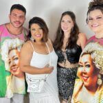 Fabiana Karla Instagram - Viva Alcione e toda sua força! “A voz negra do amanhã!” Que emoção poder fazer parte dessa linda homenagem com meus filhos 🙏🏼✨ Obrigada mangueira!!!! Não dormi, me preparei, chorei, sorri… Meu coração tá verde e rosa!💚🩷 Samba-Enredo 2024 - A Negra Voz do Amanhã Mangueira De Neuma e Zica Dos versos de Hélio que honraram meu nome Levo a arte como dom Um Brasil em tom marrom Muito, prazer, eu sou Alcione A negra voz do amanhã Meu palácio tem rainha e não é uma qualquer Arreda, homem, que aí vem mulher Verde e rosa dinastia pra honrar meus ancestrais Aqui o samba não morrerá jamais Meu palácio tem rainha e não é uma qualquer Arreda, homem, que aí vem mulher Verde e rosa dinastia pra honrar meus ancestrais Aqui o samba não morrerá jamais Xangô chama Iansã Que a voz do amanhã já bradou no Maranhão Tambor de mina, encantados a girar O divino no altar, a filha de toda fé Sob as bênçãos de Maria, batizada Nazareth Quis o destino, quando o tempo foi maestro Soprar a vida aos pés do velho cajueiro Guardar no peito a saudade de mainha Do reisado à ladainha, São Luis o seu terreiro Ê, bumba meu boi, ê, boi de tradição Tem que respeitar Maracanã Que faz tremer o chão #alcione #alcione50anos #mangueira #desfilemangueira