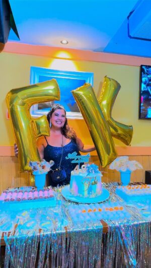 Fabiana Karla Instagram - Rodeada de amor, risos, pessoas especiais, família, amigos e muito samba no pé!
Agradeço por mais um ano de vida! 🎂🎉
Sintam um pouquinho dessa energia maravilhosa de ontem! ✨
Obrigada por todas as mensagens de carinho que eu recebi ao longo do dia, estou por aqui tentando responder todas! ❤️
