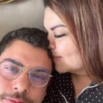Fabiana Karla Instagram - Hoje tenho a alegria de comemorar o aniversário desse filho amado que eu tanto desejei: Meu Samuel! Meu filho, quantas vidas eu tivesse todas elas eu queria ser sua mãe, porque você é um filho que me dá muito orgulho… Orgulho da criança linda e inocente que você sempre foi, da criança alegre, e do homem que você se tornou, que continua com a mesma alegria, que sorri com os olhos, que faz bem aos outros, que ama bichinhos, que tem caráter, tem foco, que é um menino amoroso, prestativo, gentil, todas as qualidades que eu sempre sonhei em ter em um homem, você tem! E tive a honra de carregar você no meu ventre, te amamentar e te cuidar (do jeito que eu consegui), mas com muito amor. Eu sou muito grata a Deus por ter tido você como filho e poder conviver e aprender com você a cada dia, você é o melhor de mim na versão masculina e isso não tem preço! Eu tenho muito amor por você, meu filho! Que Deus te abençoe, te proteja, te guarde e ilumine seus caminhos, que os desejos do seu coração sejam atendidos! Hoje e sempre estarei aqui, pertinho de você, para te apoiar, te amparar, te ouvir! Você é o meu menino de ouro! Sua mãe te ama muito! Parabéns, feliz aniversário! @samuelsimoesb ❤️🥳