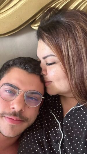 Fabiana Karla Instagram - Hoje tenho  a alegria de comemorar o aniversário desse filho amado que eu tanto desejei: Meu  Samuel!
Meu filho, quantas vidas eu tivesse todas elas eu queria ser sua mãe, porque você é um filho que me dá muito orgulho… 
Orgulho da criança linda e inocente que você sempre foi, da criança alegre, e do homem que você se tornou, que continua com a mesma alegria, que sorri com os olhos, que faz bem aos outros, que ama bichinhos, que tem caráter, tem foco, que é um menino amoroso, prestativo, gentil, todas as qualidades que eu sempre sonhei em ter em um homem, você tem!
E tive a honra de carregar você no meu ventre, te amamentar e te cuidar (do jeito que eu consegui), mas com muito amor.
Eu sou muito grata a Deus por ter tido você como filho e poder conviver e aprender com você a cada dia, você é o melhor de mim na versão masculina e isso não tem preço!
Eu tenho muito amor por você, meu filho!
Que Deus te abençoe, te proteja, te guarde e ilumine seus caminhos, que os desejos do seu coração sejam atendidos!
Hoje e sempre estarei aqui, pertinho de você, para te apoiar, te amparar, te ouvir!
Você é o meu menino de ouro!
Sua mãe te ama muito!
Parabéns, feliz aniversário!
@samuelsimoesb ❤️🥳