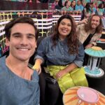 Fabiana Karla Instagram - Hoje, Domingo, uma boa pedida é “Pipoca “ 🍿 Mas não qualquer pipoca, pipoca de Mainha, #pipocadaivete 🤩 Logo após o Temperatura Máxima, às 14:10, estarei no Pipoca com Veveta! 🤩 Vocês não podem perder, se preparem, porque foi massa! Eu e meus queridos @vitorkley e @nicolasprattes esperamos vocês! 🤩 #PipocaDaIvete #ivete #Diversão 📸: Globo/Léo Rosario