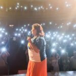 Fabiana Karla Instagram - E meu coração se despede em festa, cheio de gratidão à minha cidade e ao festival “Janeiro de Grandes espetáculos” (@festivaljge ) 🙏🏻✨ Foram 2 dias de ingressos esgotados e de muita emoção com uma plateia apaixonada que se entregou ao som do nosso Rei @reginaldorossi 🎶! E a emoção não para por aí! Fui uma das homenageadas pelo festival !! Começar o ano assim, não tem preço! É começar o ano abençoada🙏🏼 Muito obrigada meu Recife! Volto já! Porque a saudade sempre me traz pelo braço 🫶 Recife, Brazil