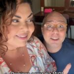 Fabiana Karla Instagram - Alô galera de Fortaleza, tenho um convite muito especial para vocês! 😁 No dia 14 de Janeiro, Domingo, eu e o ator @leandrodamattaapenas estaremos ai no Cineteatro São Luís para uma comédia musical “Nessa Mesa de Bar” 🍻 com as músicas do rei @reginaldorossi 🎶 Conto com vocês lá! Vem tomar uma com a gente! 😃 Garanta seu ingresso pelo @sympla ou pelo link na minha bio! 🎫