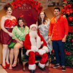 Fabiana Karla Instagram - E nosso Natal está sendo mais que especial. 🎄 Obrigada @hotelbellagramado por tanto carinho. 🥰 Estamos vivendo o real espírito de Natal aqui em Gramado nesse lindo #natalluz ✨ Feliz Natal para todos!!! 🎅 Ah! E junta a família pra se despedir do Natal assistindo #oprimeironataldomundo no @primevideobr ❤️ 📸: @flaviio.fotografia_