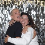 Fabiana Karla Instagram - Eu e minha amiguinha Xuxa!!🤟🏼💜 @xuxameneghel É tanto amor, que a gente esquece da foto e fica se apertando, dando risada,se abraçando e trocando energia de verdade. ✨Ainda bem que Bladinho já sabe e consegue fazer o registro 🤣 Te amo Xu! Mais um ano juntas!✨🙏🏼 Fotos: @bladmeneghel @naviodaxuxa @promoacaooficial
