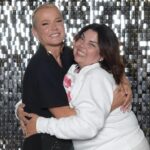 Fabiana Karla Instagram - Eu e minha amiguinha Xuxa!!🤟🏼💜 @xuxameneghel É tanto amor, que a gente esquece da foto e fica se apertando, dando risada,se abraçando e trocando energia de verdade. ✨Ainda bem que Bladinho já sabe e consegue fazer o registro 🤣 Te amo Xu! Mais um ano juntas!✨🙏🏼 Fotos: @bladmeneghel @naviodaxuxa @promoacaooficial